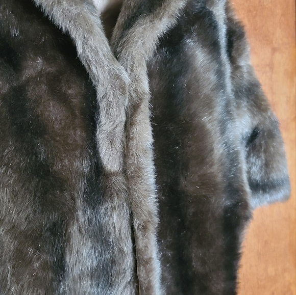 Faux Fur Cape made in USA - Picture 3 of 8